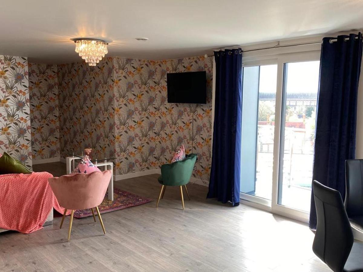 Central 2 Bed Newly Built Duplex Penthouse With Free Gated, On-Site Parking, Lift Access, Self Check-In, Super Fast Wifi, Two Cathedral View Terraces & Sleeps 6 Peterborough Dış mekan fotoğraf